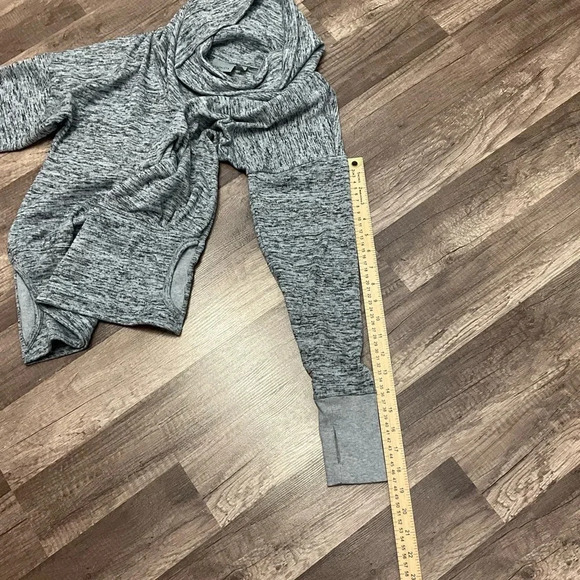 Athleta Batwing & Robin Gray Cowl Neck Sweater Sweatshirt Pullover Kangaroo XS - Picture 5 of 10